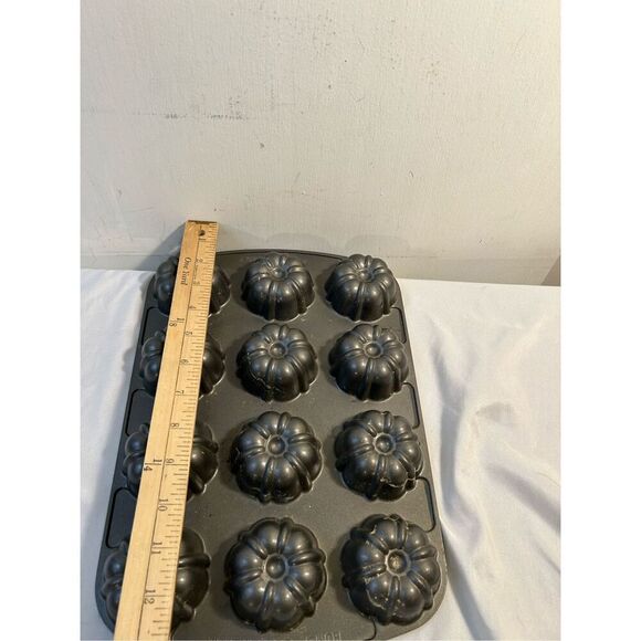 Nordic ware bunt cake cupcake pan - Picture 6 of 7